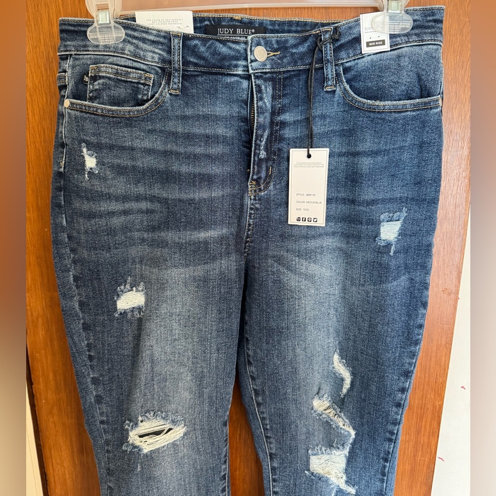 Judy Blue Ankle Cropped Distressed Blue Jeans New With Tags Size 15/32 Med Blue - Picture 8 of 15